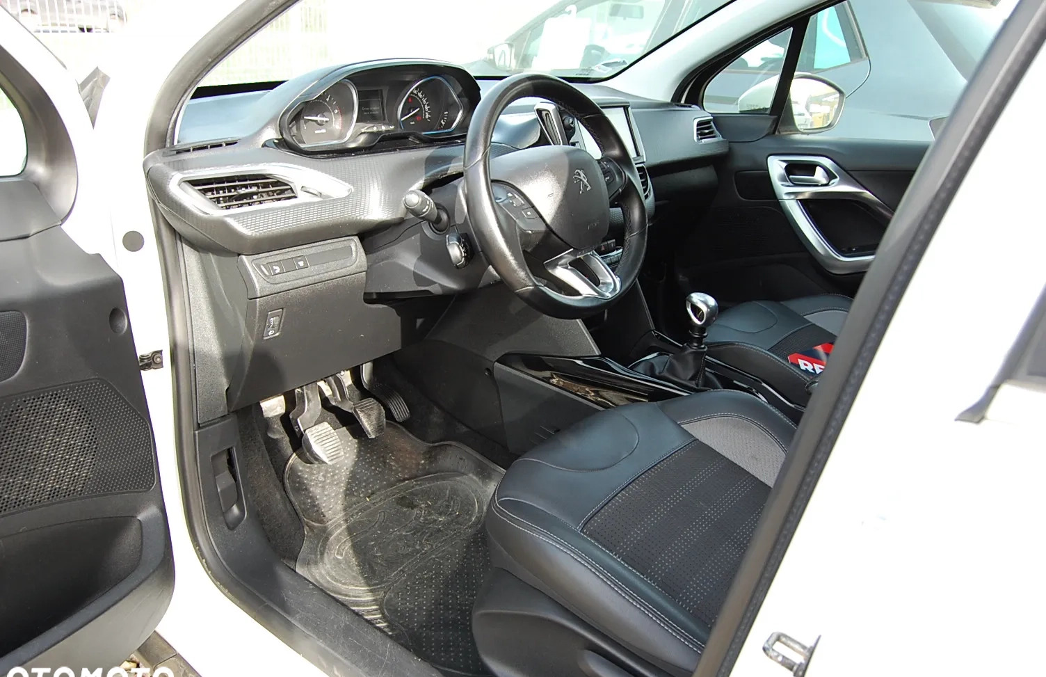 Peugeot 2008 cena 43900 przebieg: 137000, rok produkcji 2019 z Cieszyn małe 352